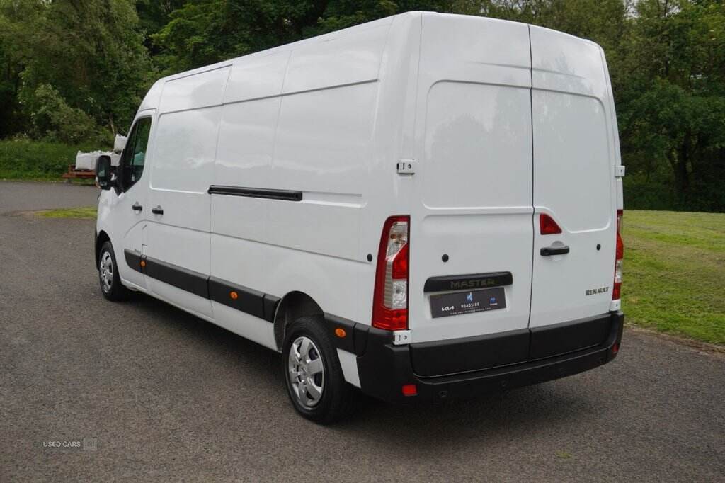 Feb 2023 Renault Master LM35dCi 135 Business+ Medium Roof Van