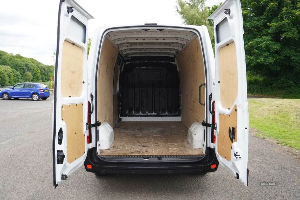 Feb 2023 Renault Master LM35dCi 135 Business+ Medium Roof Van