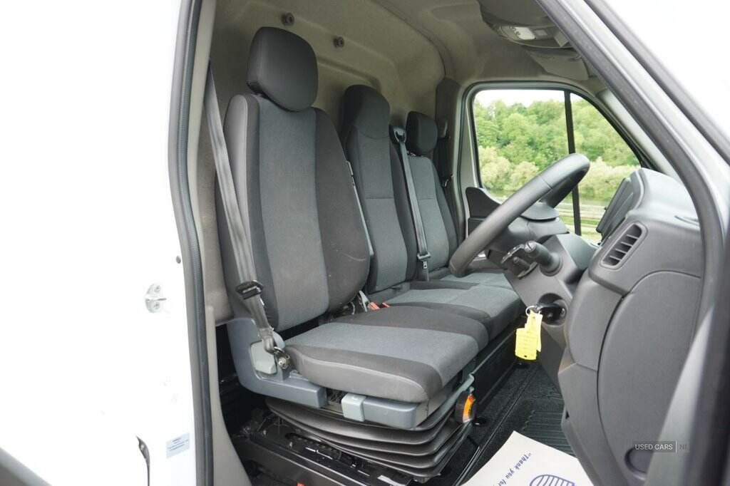 Feb 2023 Renault Master LM35dCi 135 Business+ Medium Roof Van
