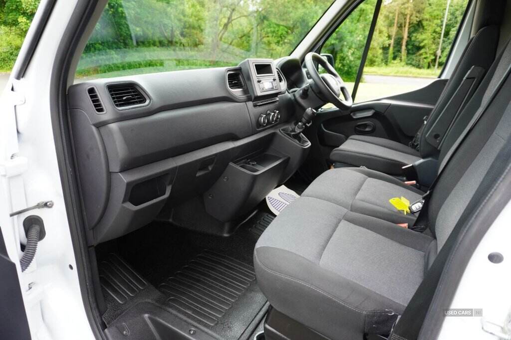 Feb 2023 Renault Master LM35dCi 135 Business+ Medium Roof Van