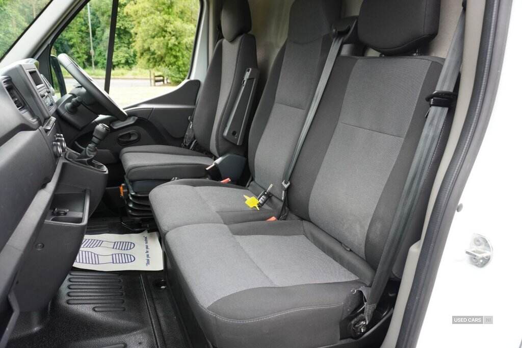 Feb 2023 Renault Master LM35dCi 135 Business+ Medium Roof Van