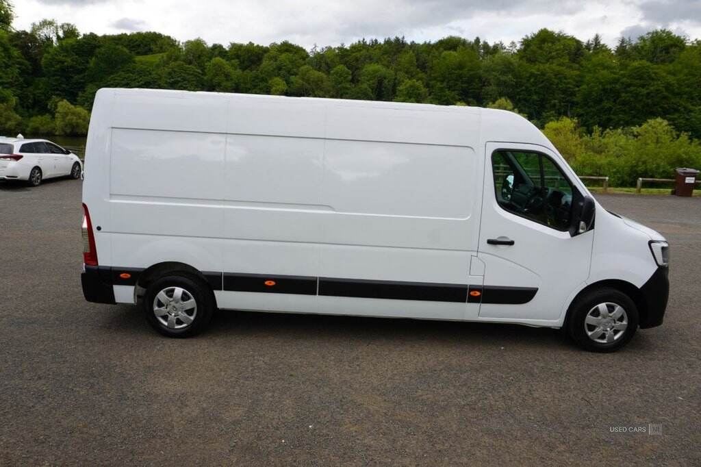 Feb 2023 Renault Master LM35dCi 135 Business+ Medium Roof Van