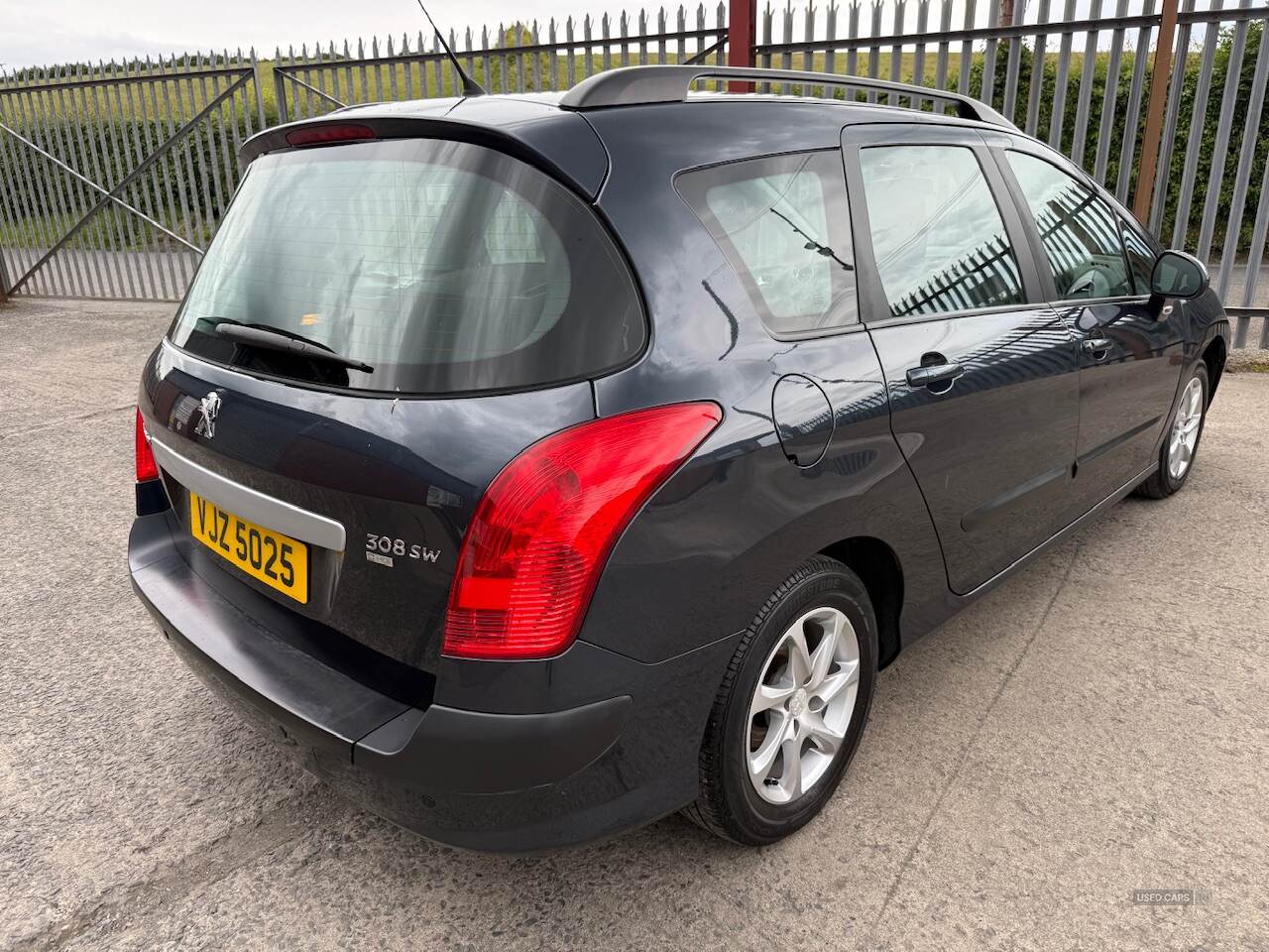 Dec 2013 Peugeot 308 1.6 e-HDi 115 Access 5dr
