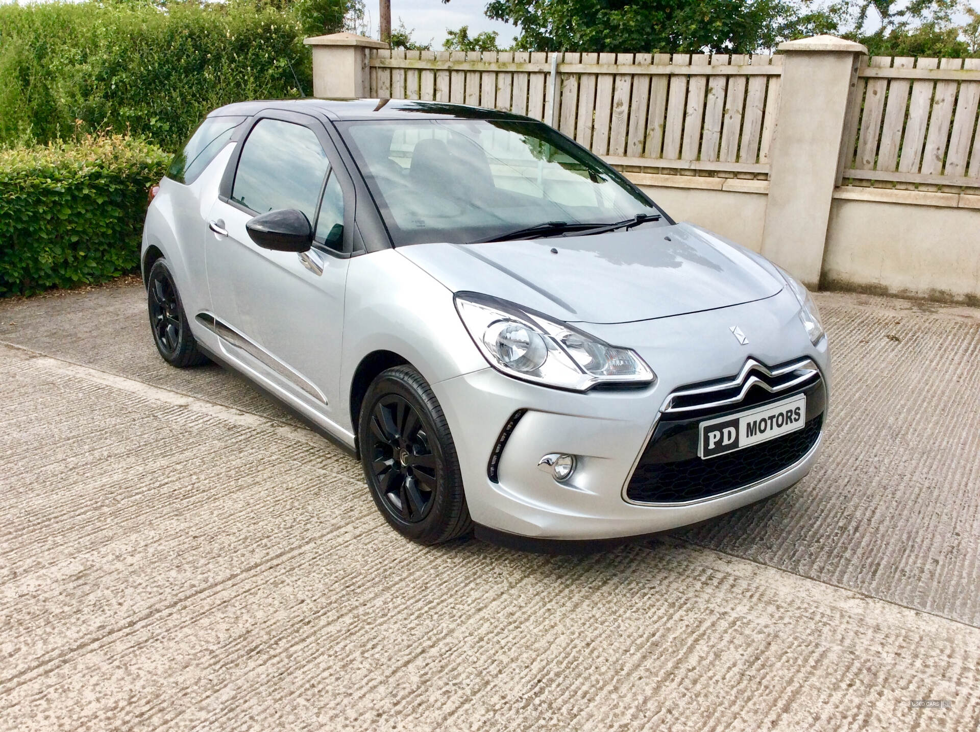 Jan 2015 Citroen DS3 1.2 PureTech Dsign Plus 3dr