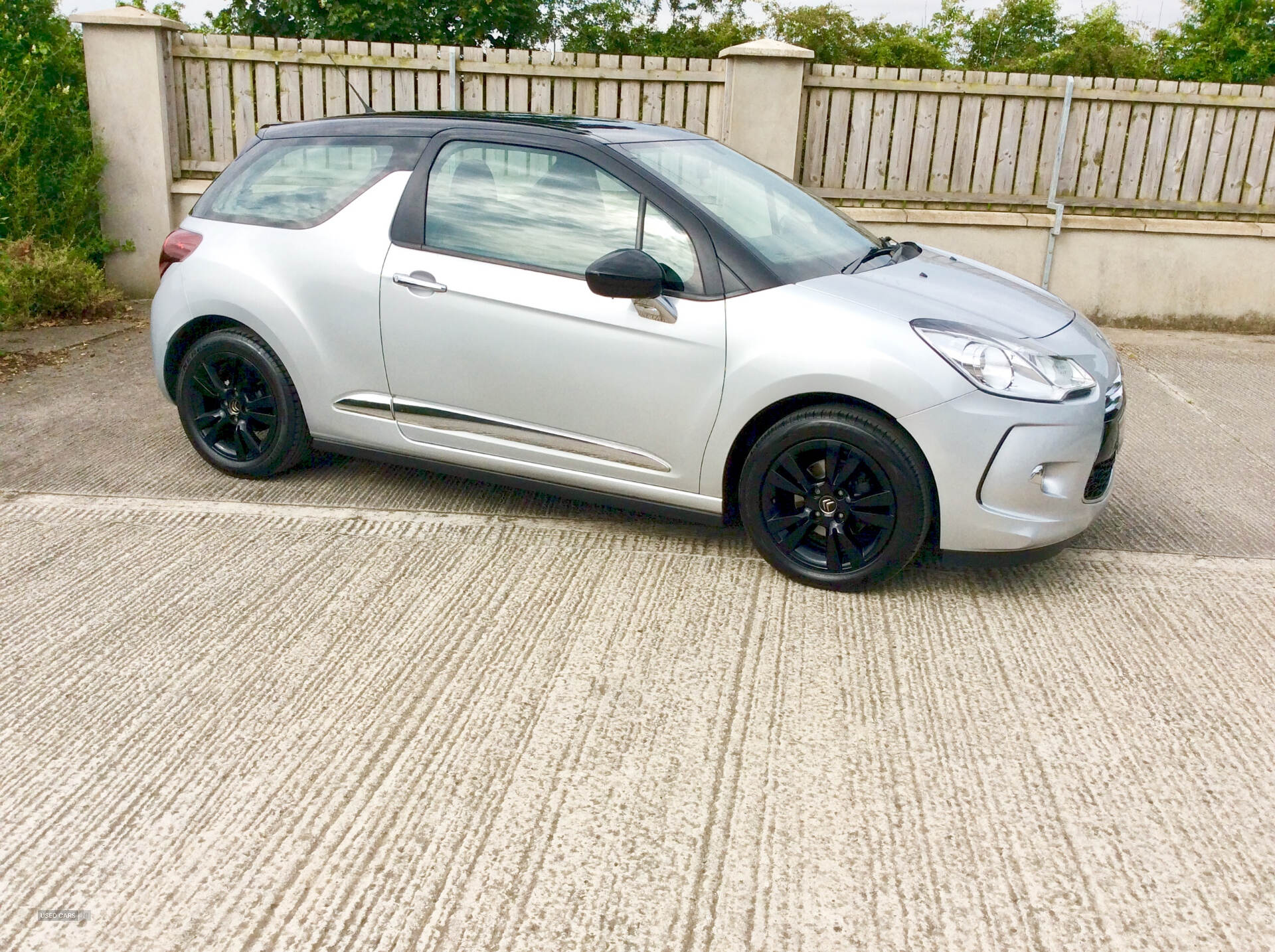 Jan 2015 Citroen DS3 1.2 PureTech Dsign Plus 3dr