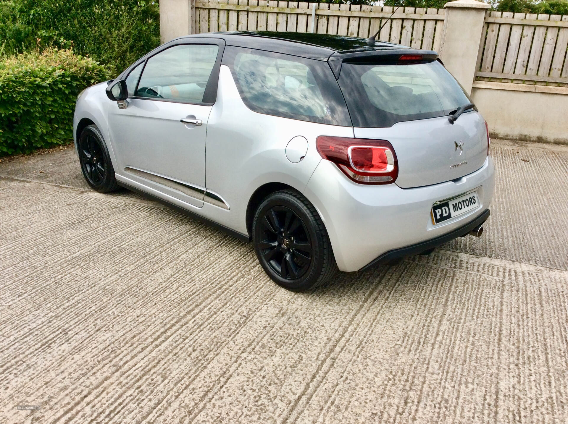 Jan 2015 Citroen DS3 1.2 PureTech Dsign Plus 3dr