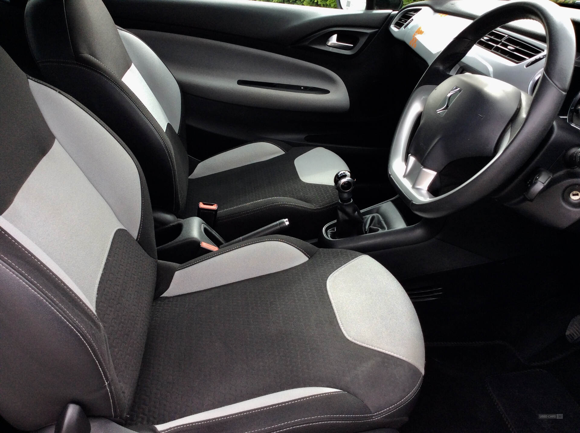 Jan 2015 Citroen DS3 1.2 PureTech Dsign Plus 3dr
