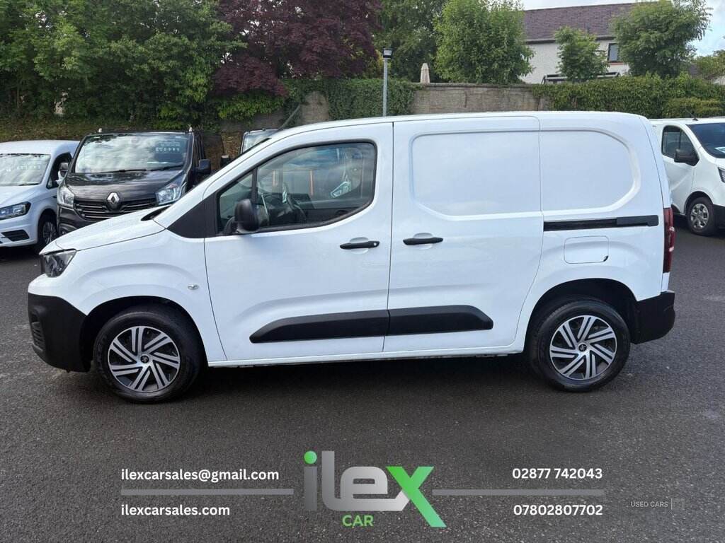 Jan 2021 Peugeot Partner 1000 1.5 BlueHDi 100 Professional Van