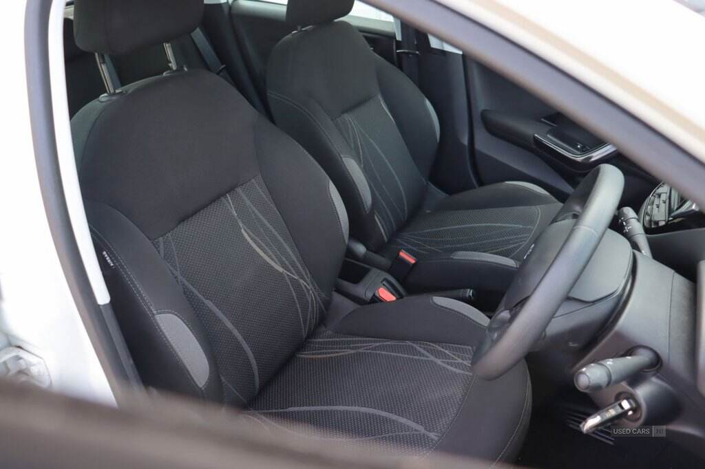 Nov 2014 Peugeot 208 1.0 VTi Active 5dr