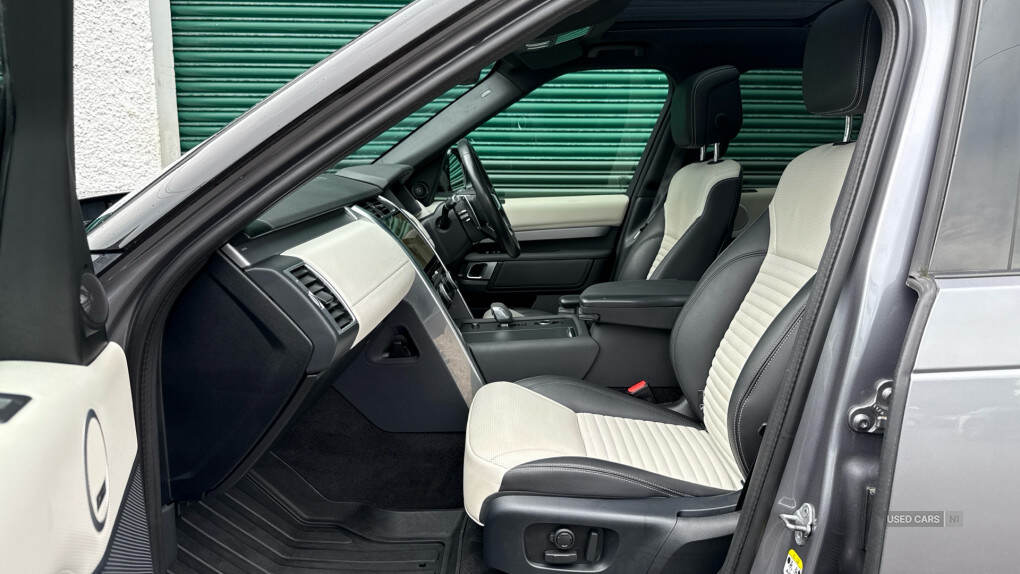 May 2021 Land Rover Discovery 3.0 D300 R-Dynamic SE 5dr Auto