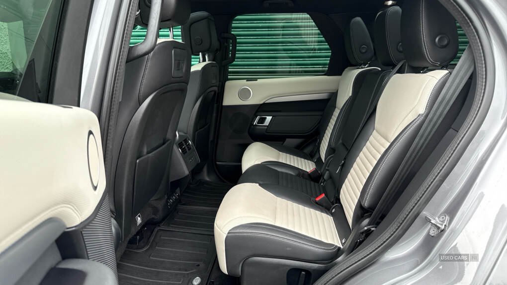 May 2021 Land Rover Discovery 3.0 D300 R-Dynamic SE 5dr Auto