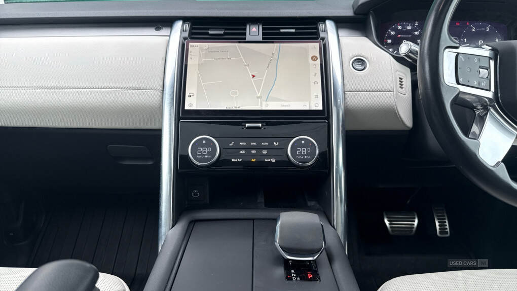 May 2021 Land Rover Discovery 3.0 D300 R-Dynamic SE 5dr Auto