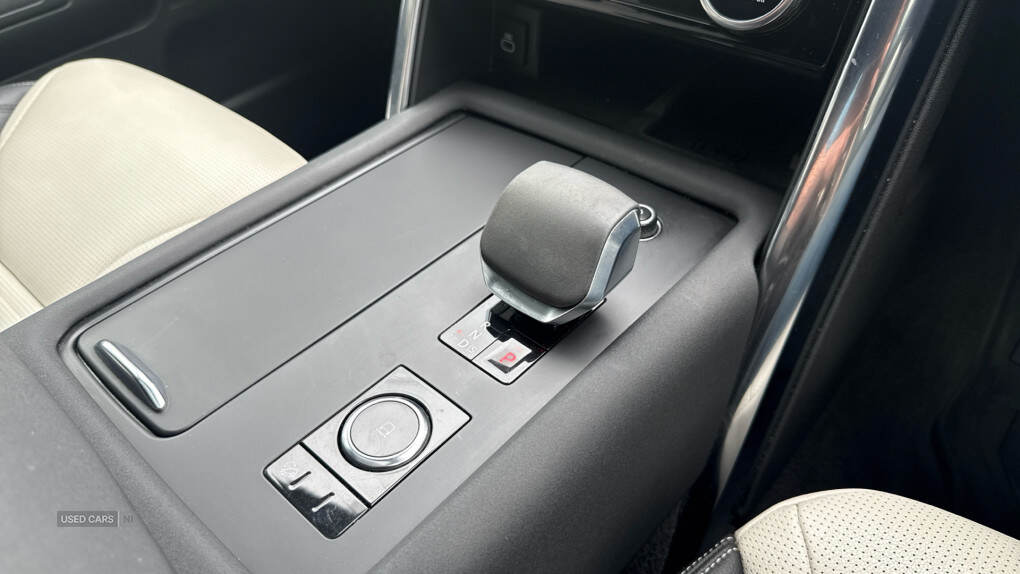 May 2021 Land Rover Discovery 3.0 D300 R-Dynamic SE 5dr Auto