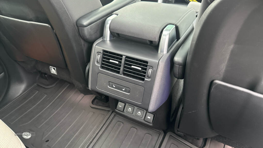 May 2021 Land Rover Discovery 3.0 D300 R-Dynamic SE 5dr Auto