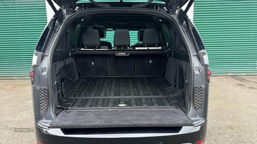 May 2021 Land Rover Discovery 3.0 D300 R-Dynamic SE 5dr Auto