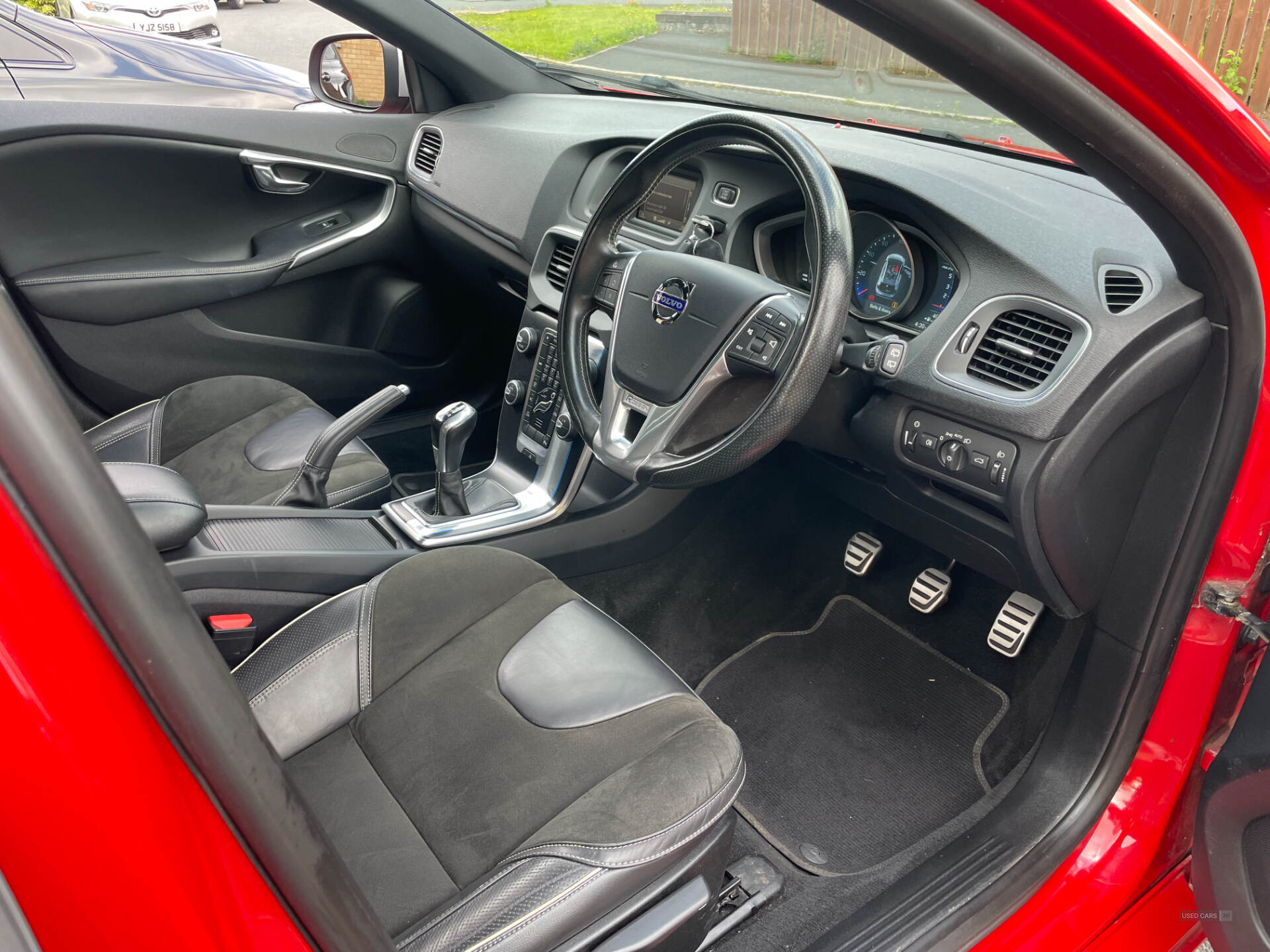 Oct 2015 Volvo V40 D2 [120] R DESIGN 5dr