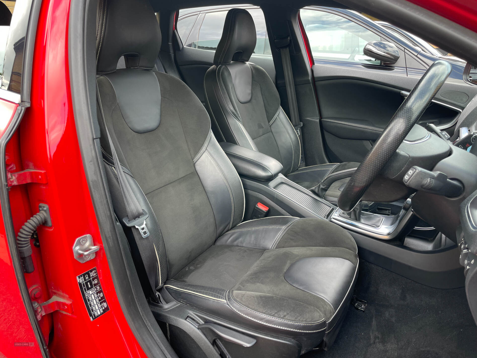 Oct 2015 Volvo V40 D2 [120] R DESIGN 5dr