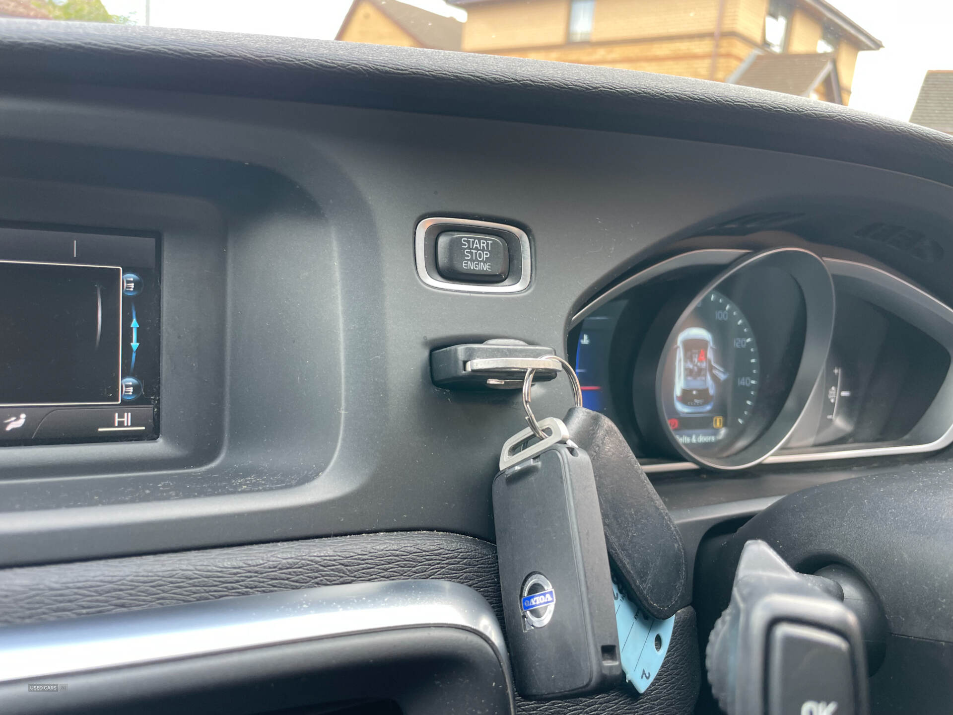 Oct 2015 Volvo V40 D2 [120] R DESIGN 5dr