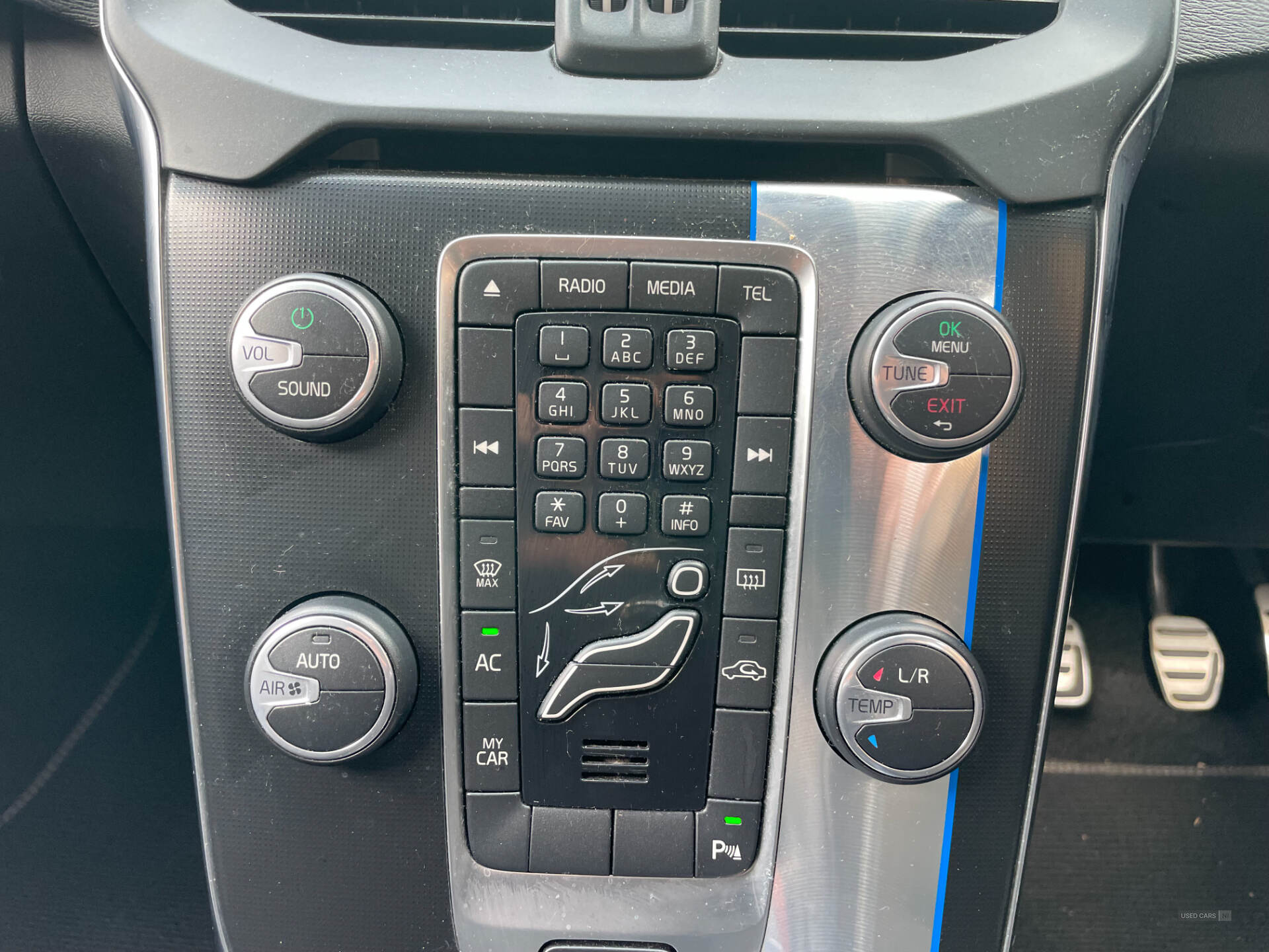 Oct 2015 Volvo V40 D2 [120] R DESIGN 5dr