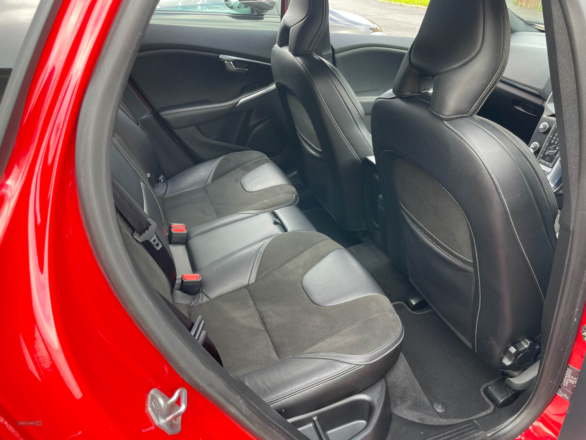 Oct 2015 Volvo V40 D2 [120] R DESIGN 5dr
