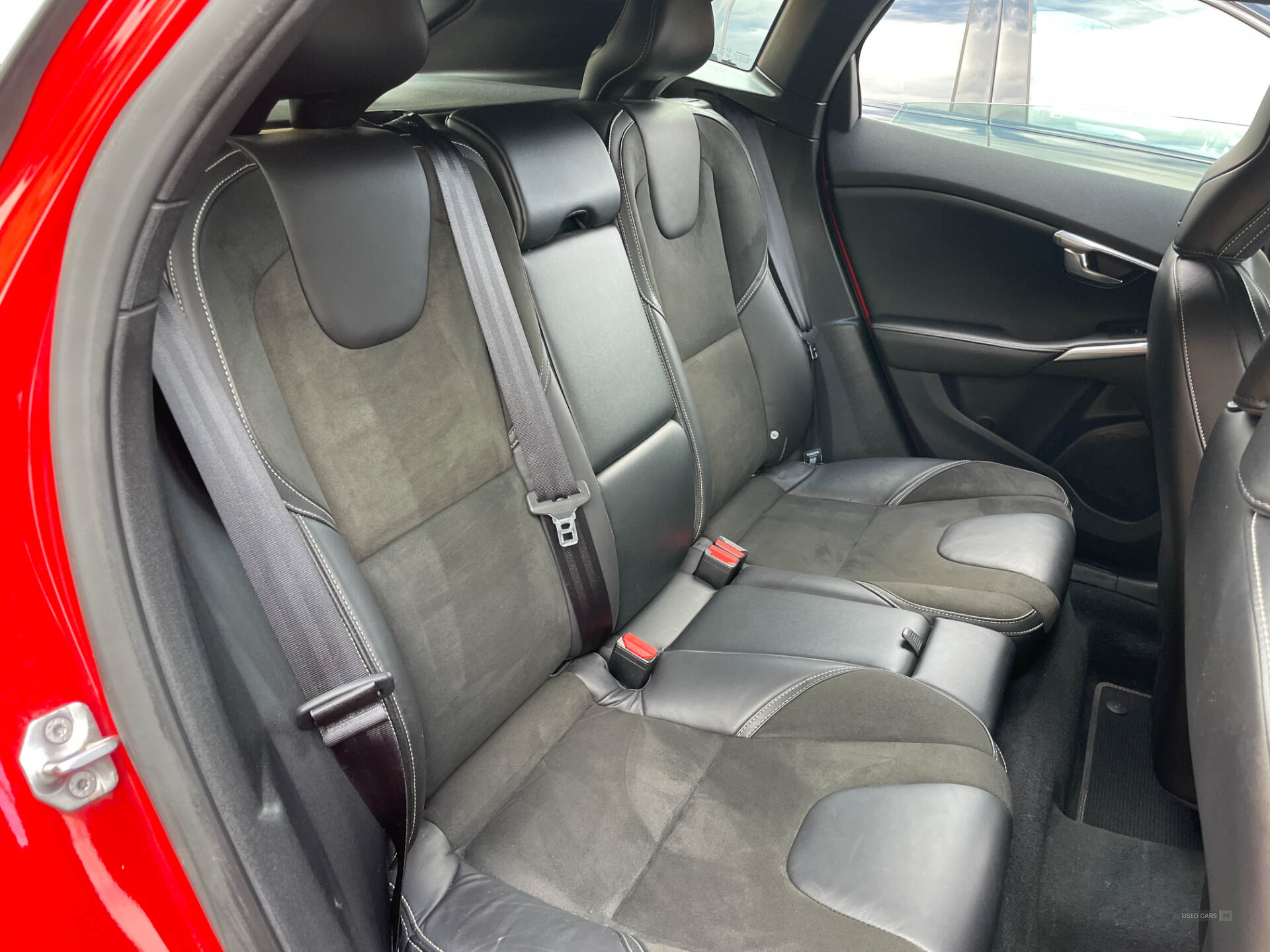 Oct 2015 Volvo V40 D2 [120] R DESIGN 5dr
