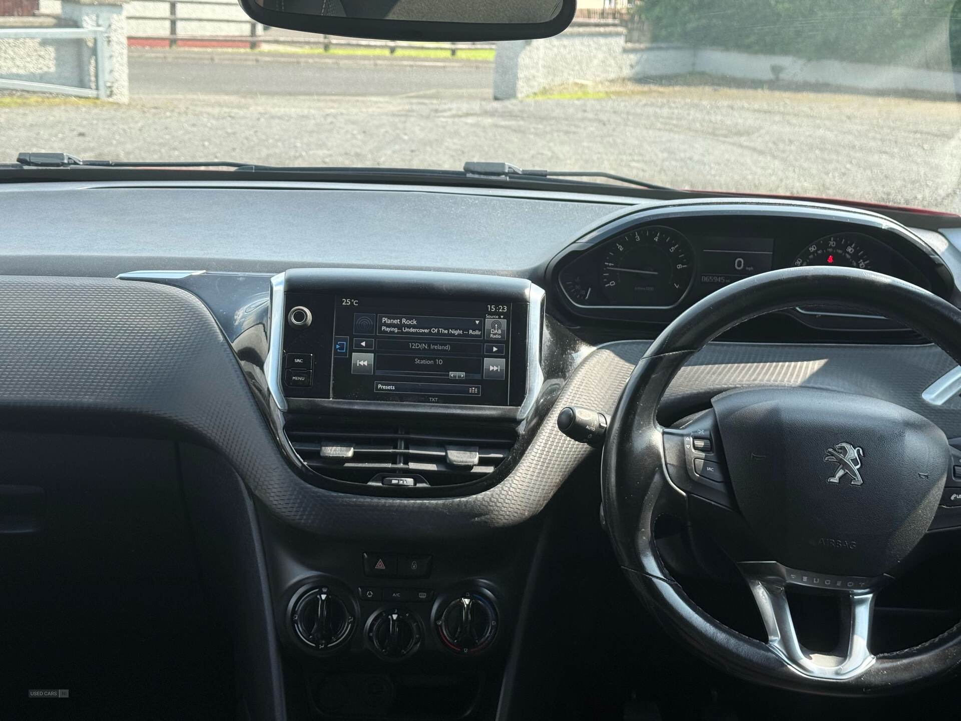 Jan 2017 Peugeot 208 1.2 PureTech Allure Premium 5dr