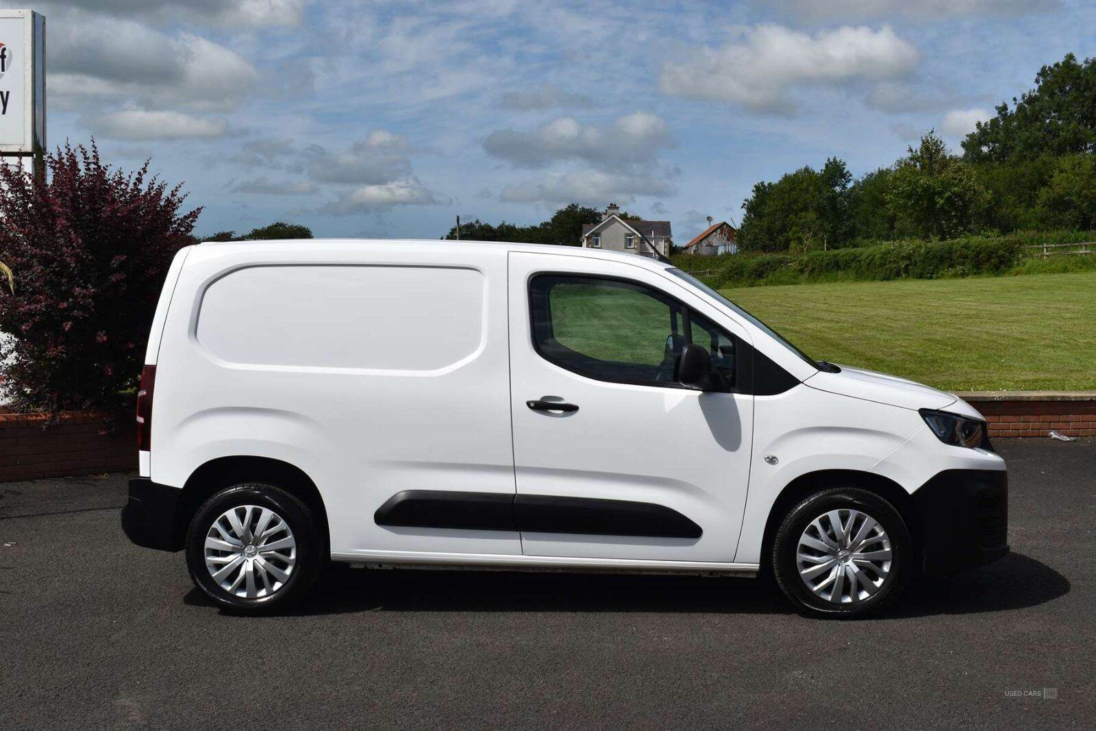 Jan 2021 Peugeot Partner 1000 1.5 BlueHDi 100 Professional Van