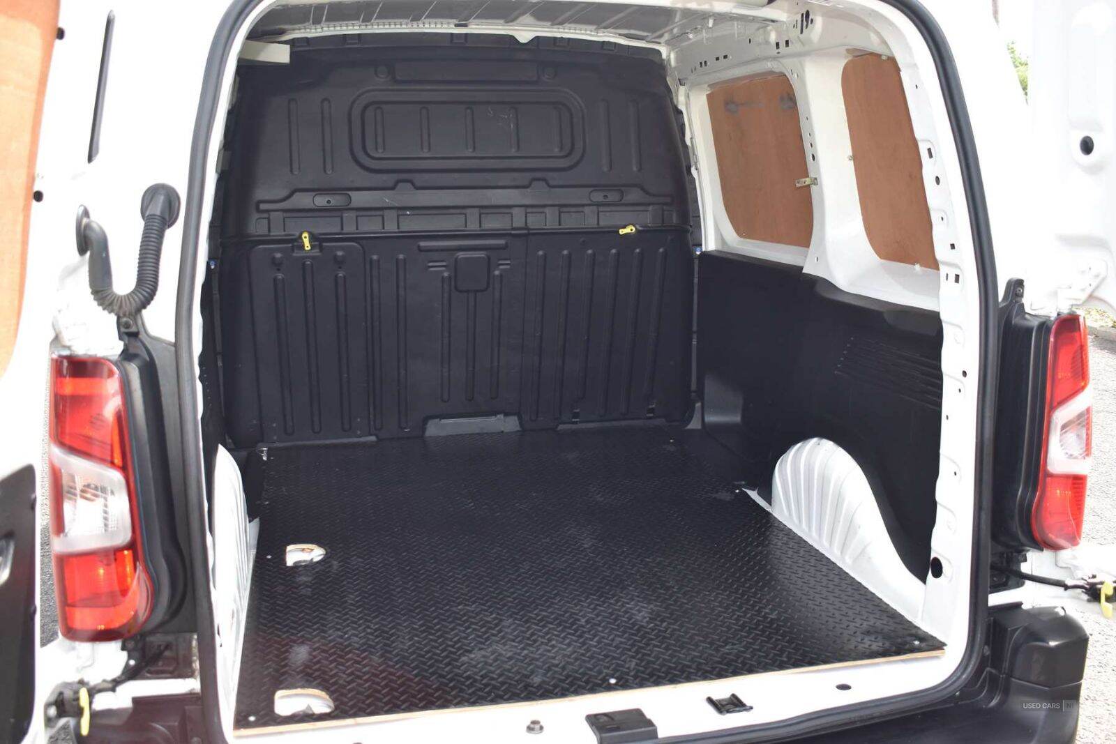 Jan 2021 Peugeot Partner 1000 1.5 BlueHDi 100 Professional Van