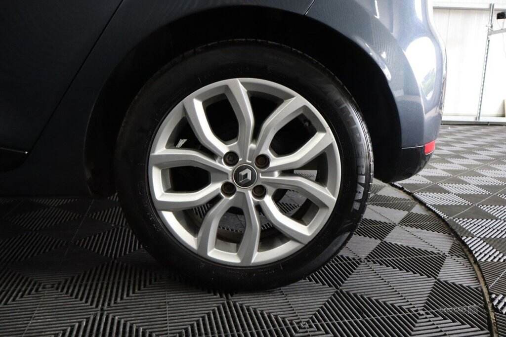 Aug 2017 Renault Clio 1.2 16V Dynamique Nav 5dr