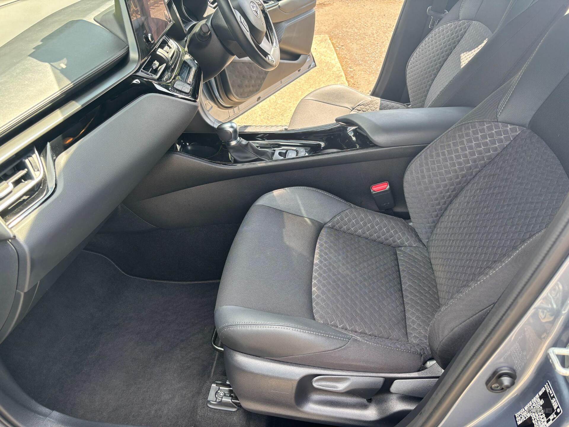 Oct 2022 Toyota C-HR 1.8 Hybrid Design 5dr CVT