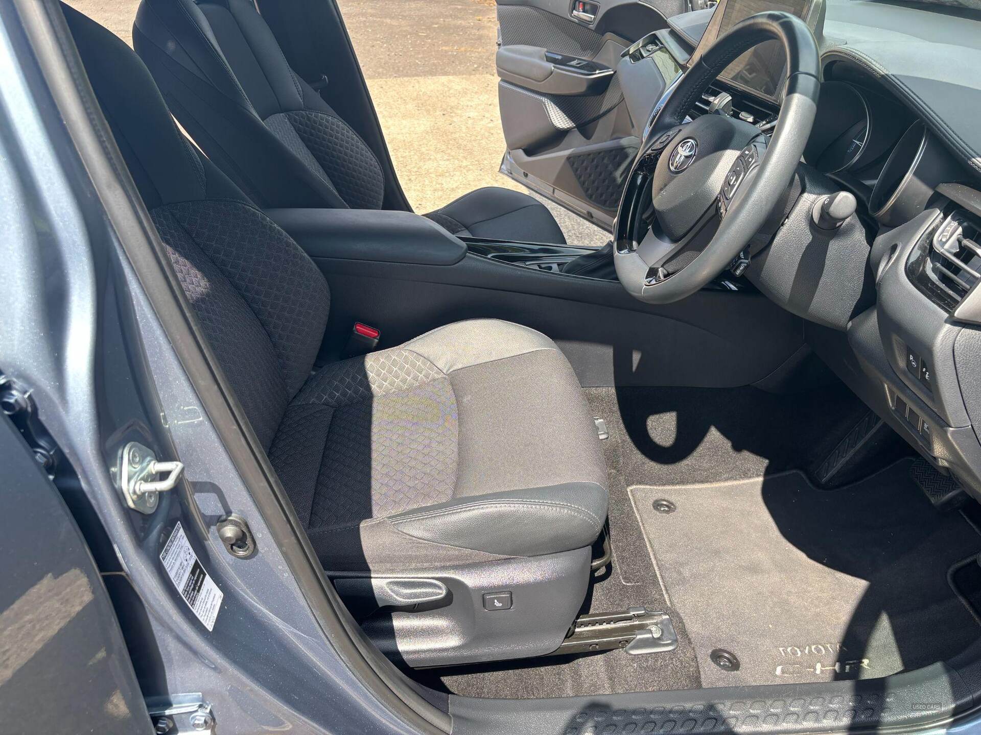Oct 2022 Toyota C-HR 1.8 Hybrid Design 5dr CVT