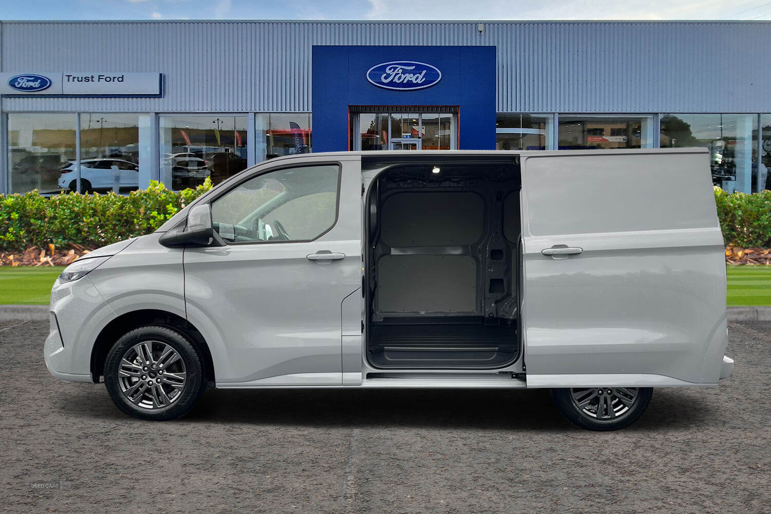 Ford Transit Custom 320 Limited L1 SWB FWD 2.0 EcoBlue 136ps Low Roof, 17 INCH GREY ALLOYS, EXTEDNED FUEL TANK, IN STOCK