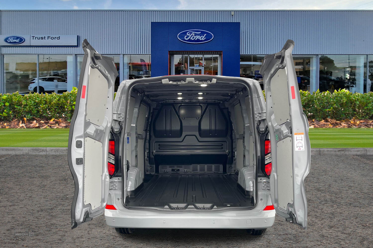 Ford Transit Custom 320 Limited L1 SWB FWD 2.0 EcoBlue 136ps Low Roof, 17 INCH GREY ALLOYS, EXTEDNED FUEL TANK, IN STOCK