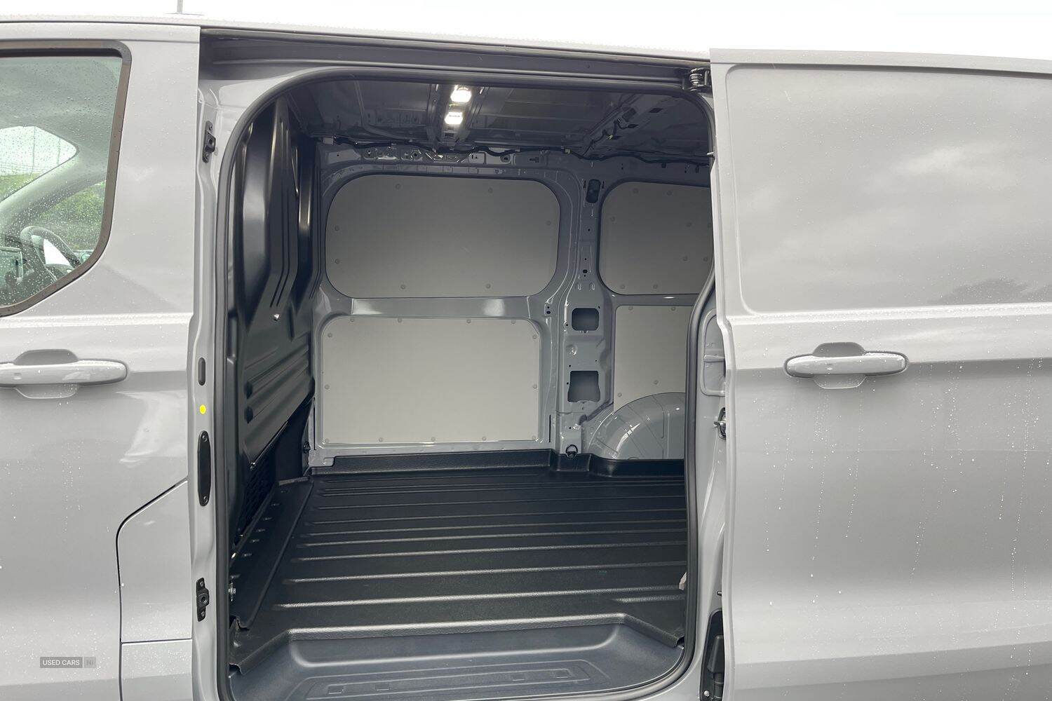 Ford Transit Custom 320 Limited L1 SWB FWD 2.0 EcoBlue 136ps Low Roof, 17 INCH GREY ALLOYS, EXTEDNED FUEL TANK, IN STOCK