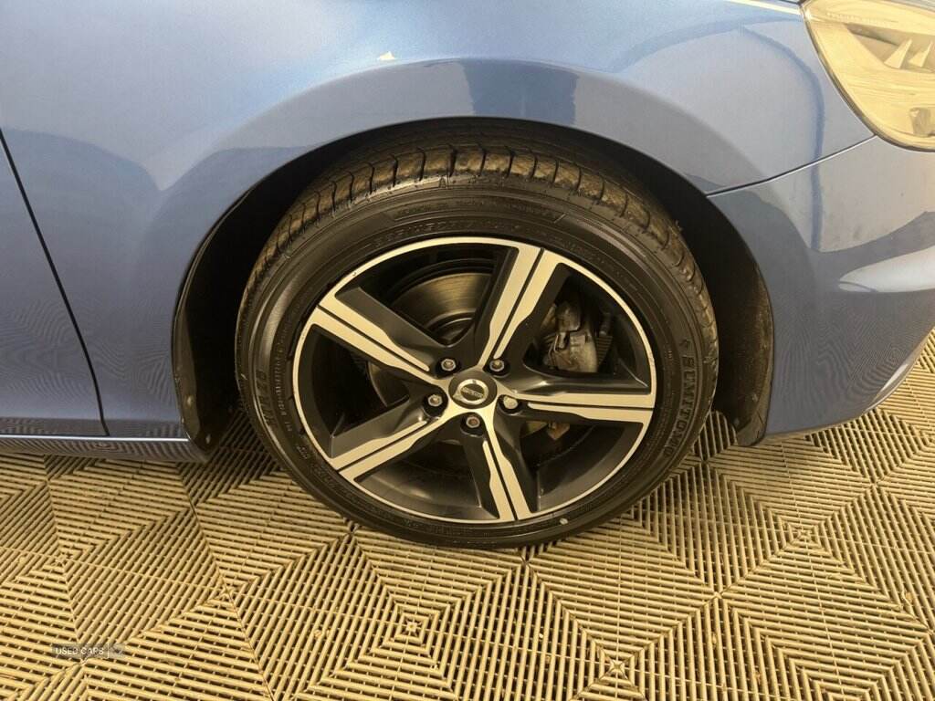 Oct 2018 Volvo V40 T2 [122] R DESIGN Nav Plus 5dr