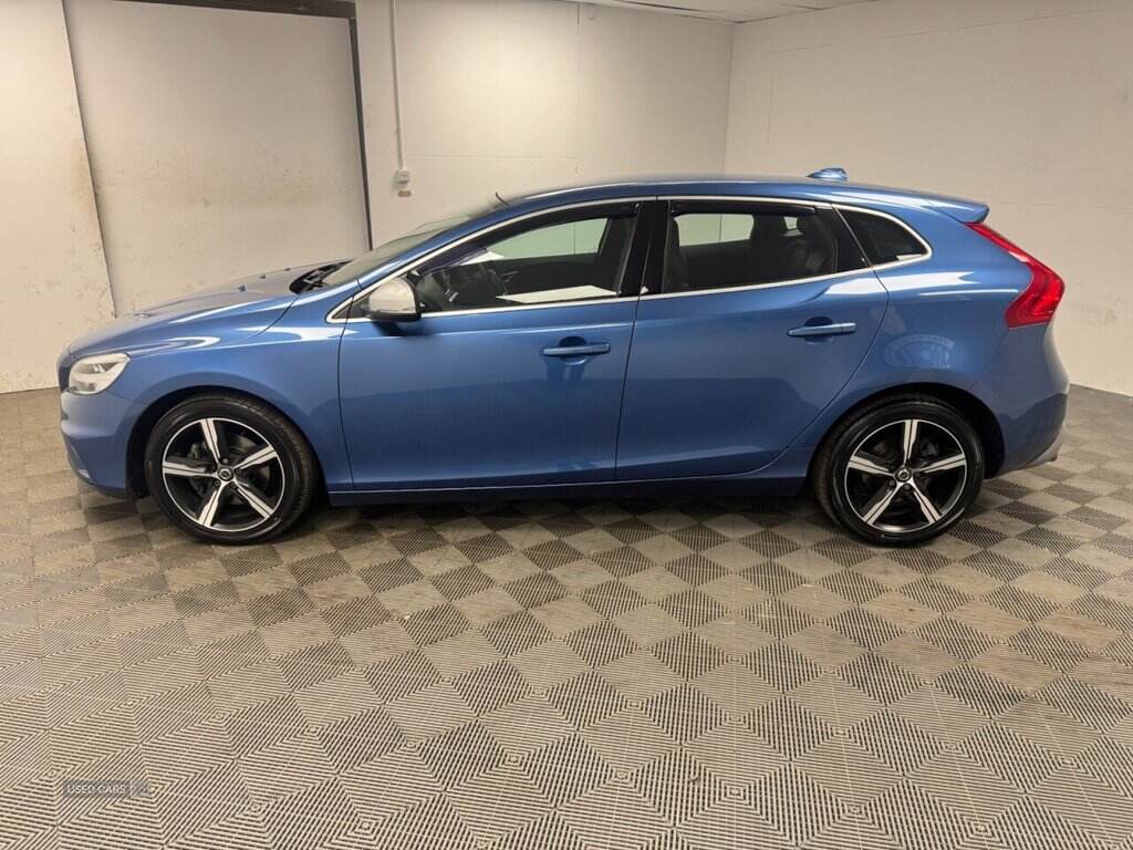 Oct 2018 Volvo V40 T2 [122] R DESIGN Nav Plus 5dr