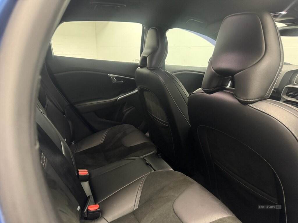 Oct 2018 Volvo V40 T2 [122] R DESIGN Nav Plus 5dr