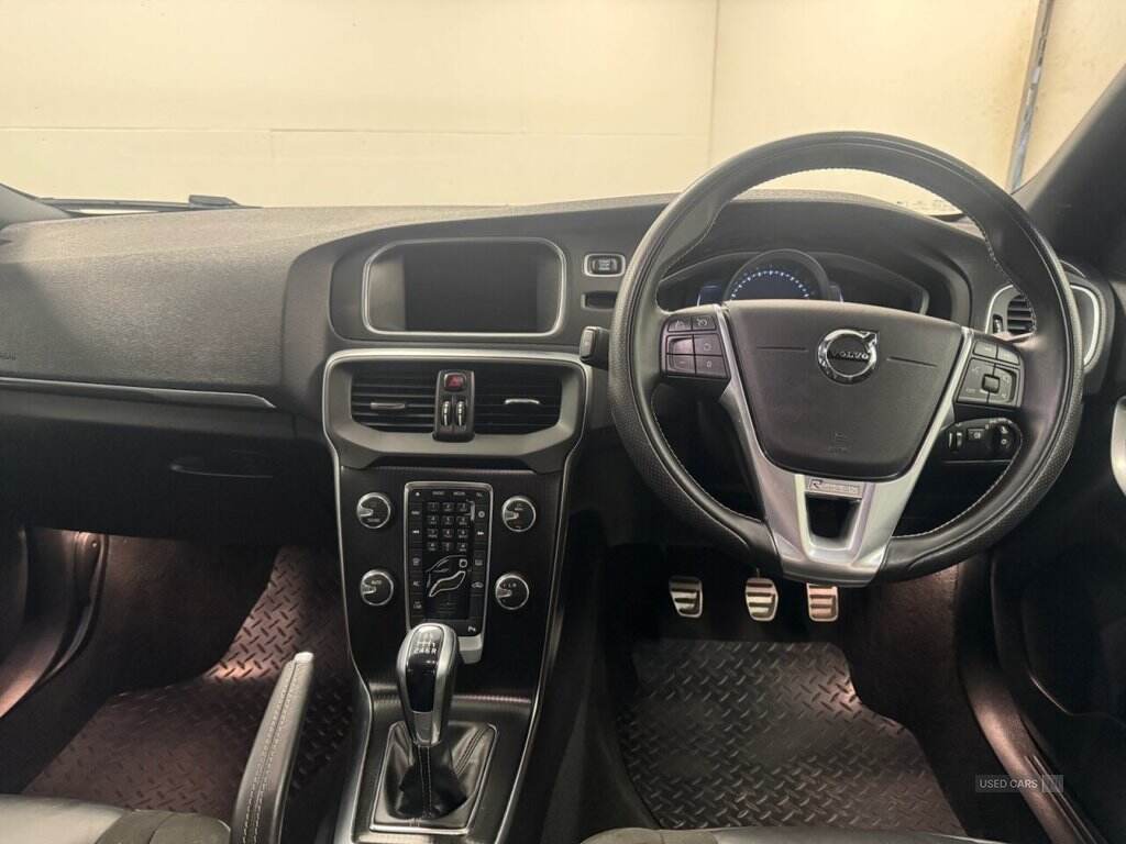 Oct 2018 Volvo V40 T2 [122] R DESIGN Nav Plus 5dr