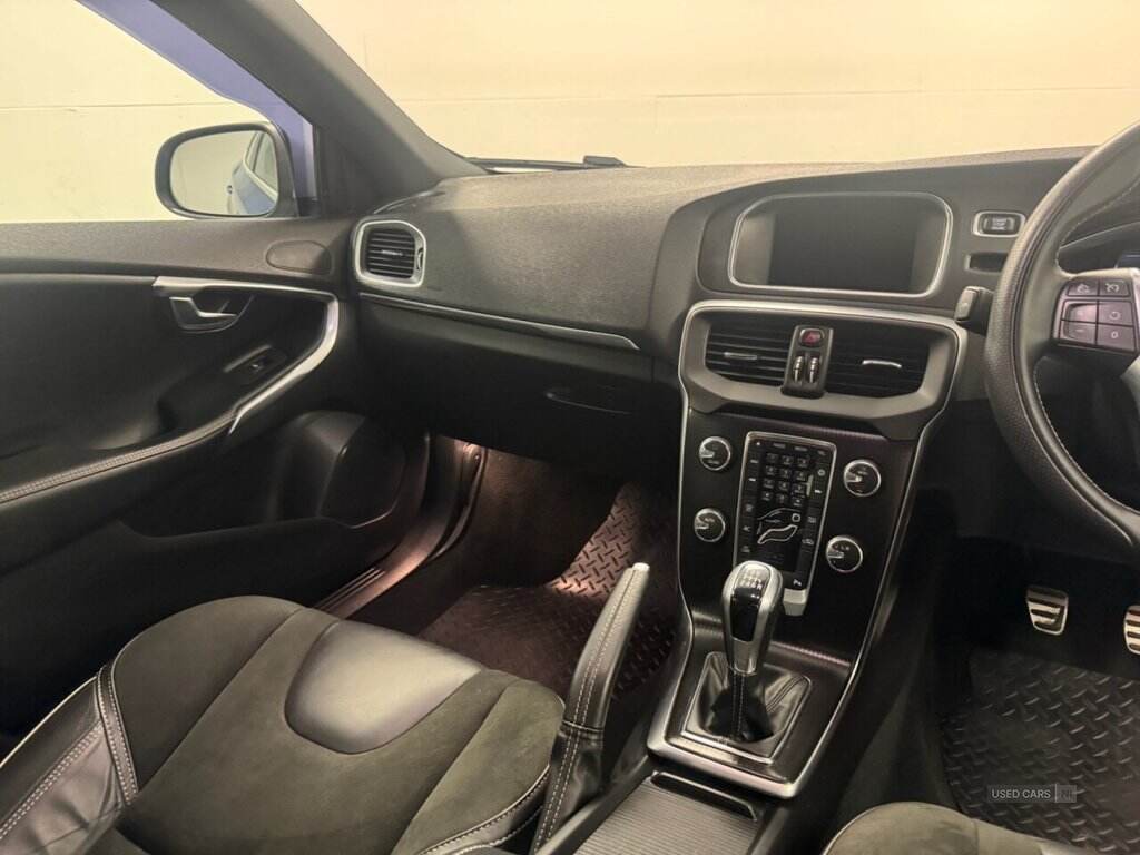 Oct 2018 Volvo V40 T2 [122] R DESIGN Nav Plus 5dr