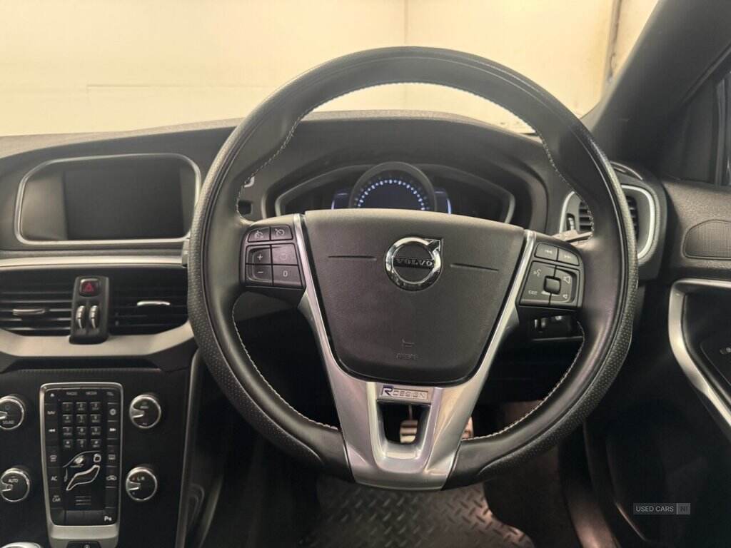 Oct 2018 Volvo V40 T2 [122] R DESIGN Nav Plus 5dr