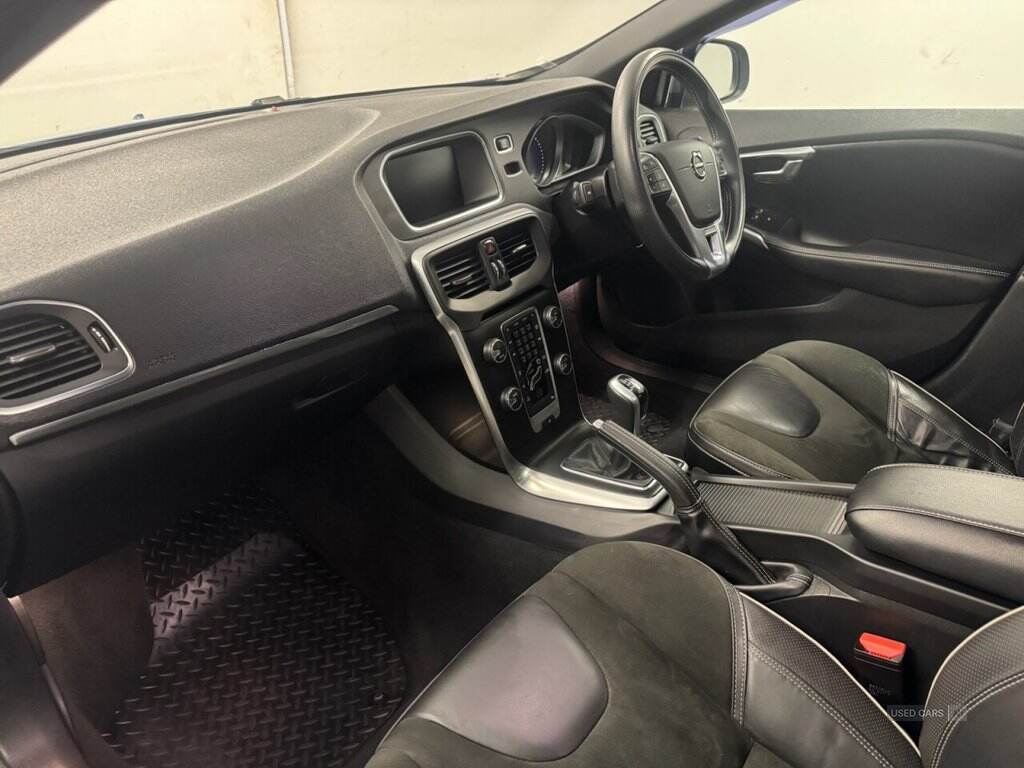 Oct 2018 Volvo V40 T2 [122] R DESIGN Nav Plus 5dr