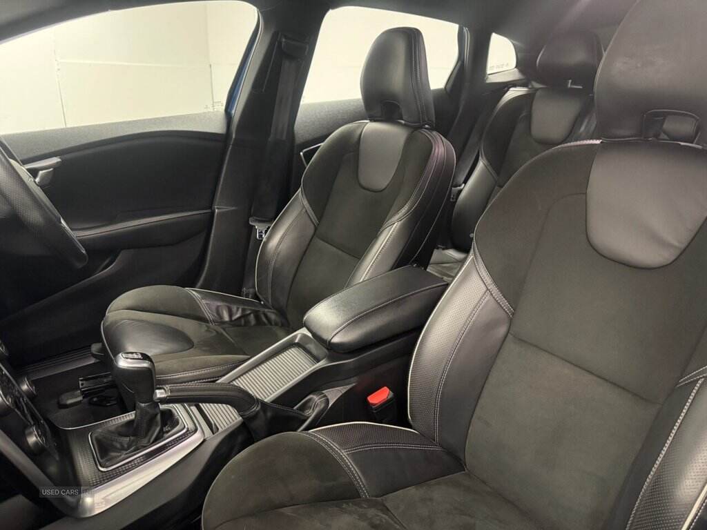 Oct 2018 Volvo V40 T2 [122] R DESIGN Nav Plus 5dr