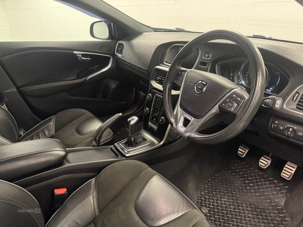 Oct 2018 Volvo V40 T2 [122] R DESIGN Nav Plus 5dr