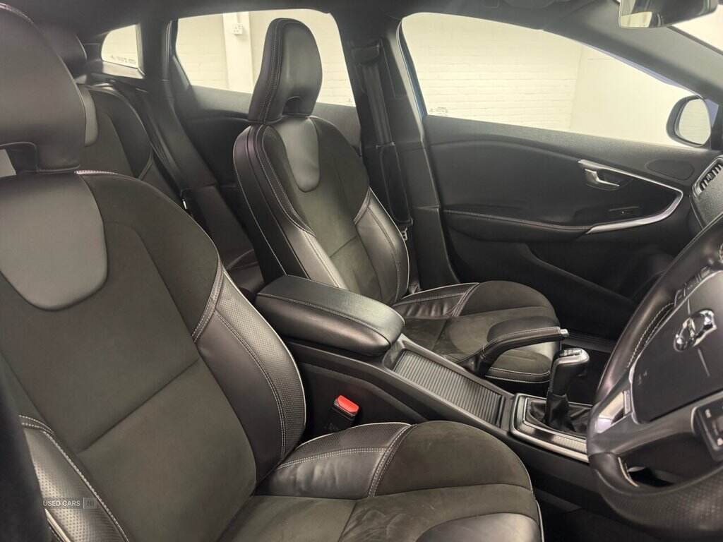 Oct 2018 Volvo V40 T2 [122] R DESIGN Nav Plus 5dr