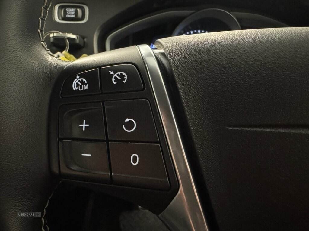 Oct 2018 Volvo V40 T2 [122] R DESIGN Nav Plus 5dr