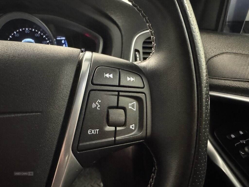 Oct 2018 Volvo V40 T2 [122] R DESIGN Nav Plus 5dr