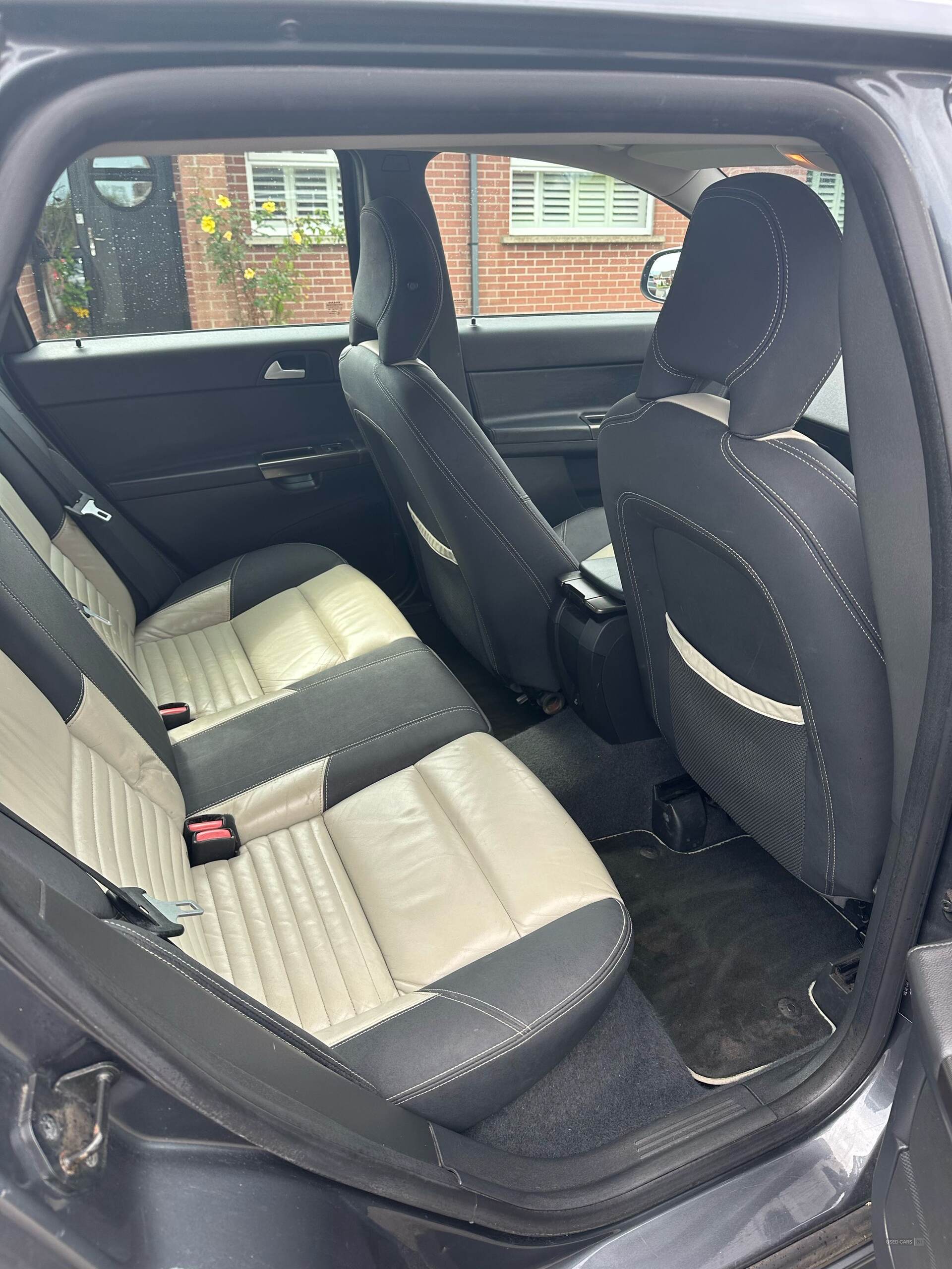 Jul 2011 Volvo V50 D2 [115] R DESIGN Edition 5dr