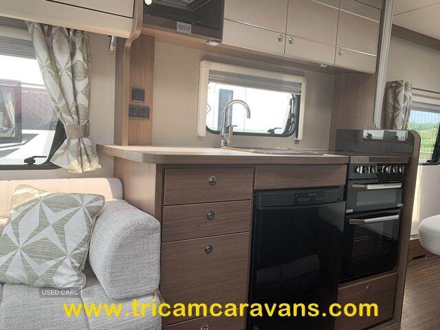 2017 Elddis Affinity 554/4, Transverse Island Bed