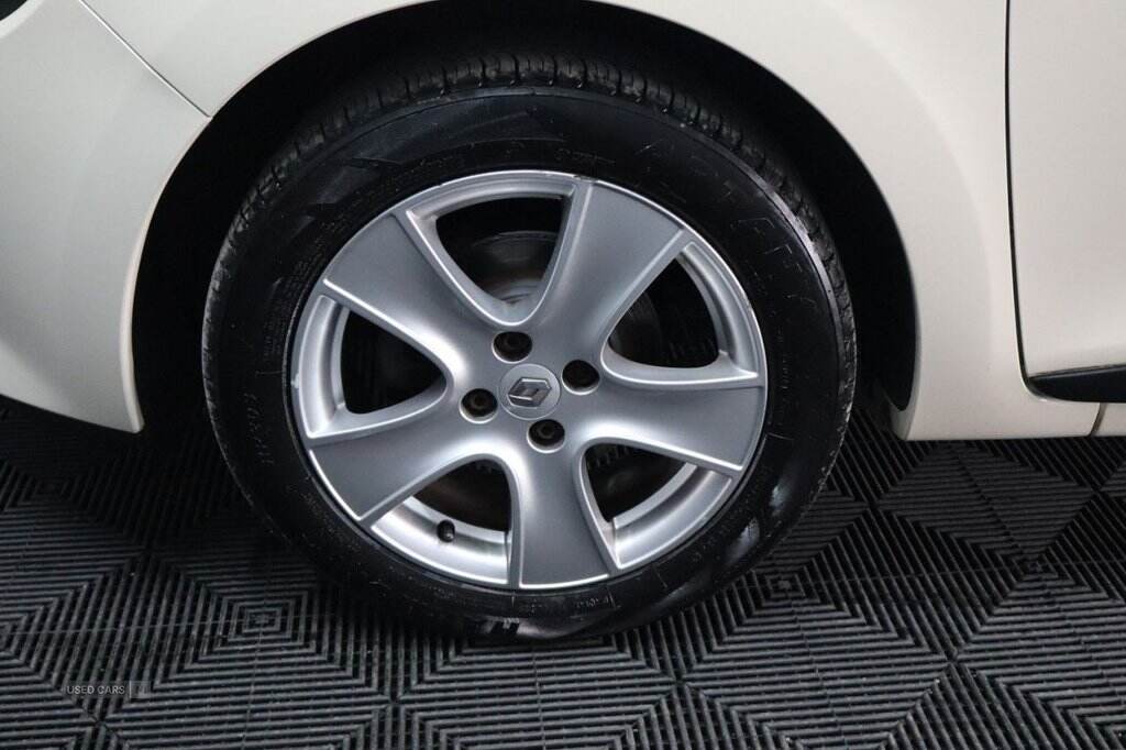 Mar 2016 Renault Clio 1.2 16V Dynamique Nav 5dr