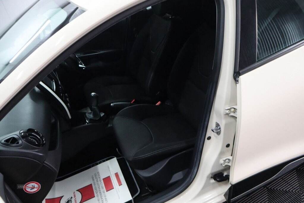Mar 2016 Renault Clio 1.2 16V Dynamique Nav 5dr